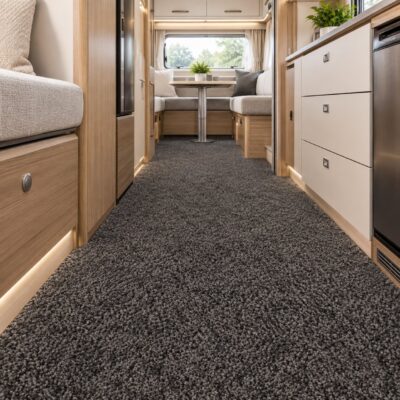Wohnmobil Teppich Kurzflor in Braun, nach Maß im Gang eines Wohnmobils verlegt